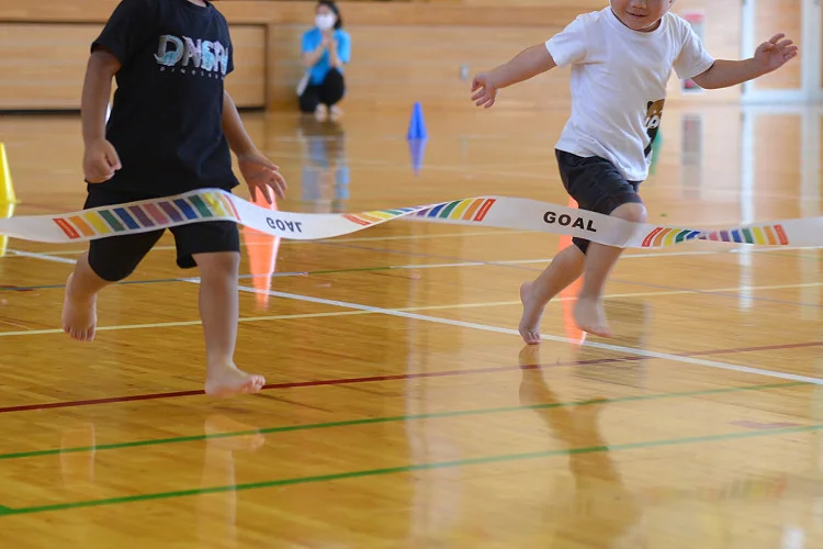 体育館で運動する子供たち