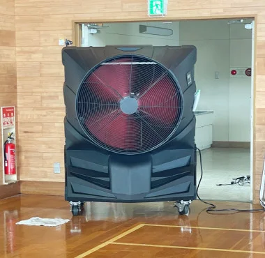 体育館への設置の様子