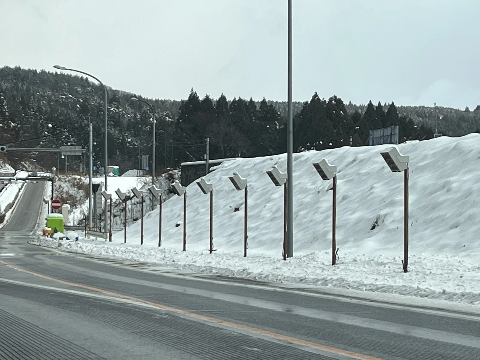 のと里山海道 横田IC付近 赤外線融雪ヒーター MAGMA 連設置状況