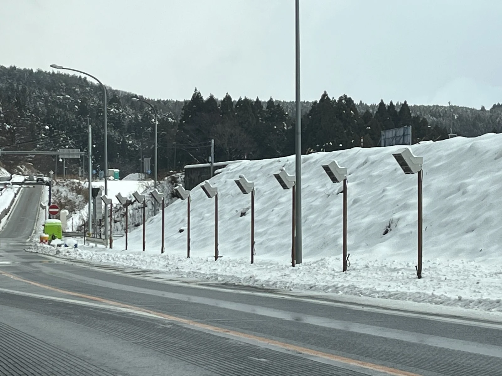 のと里山海道 設置現場 路肩連設置